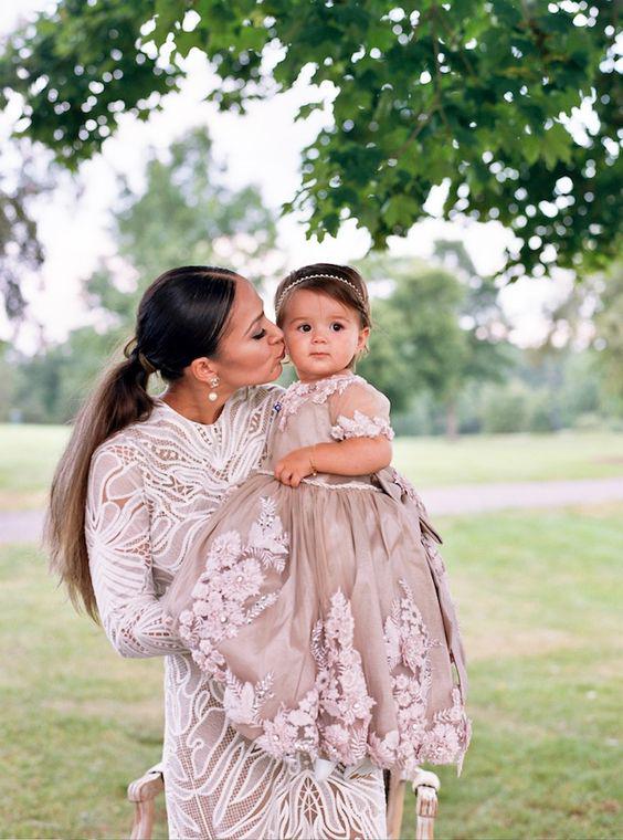 Diseños de vestidos nude para bautizo mama joven