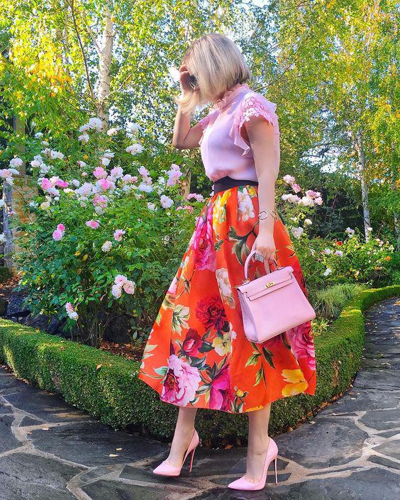 faldas estampadas con flores para primavera - verano en mujeres maduras