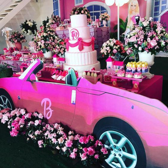 Mesa de postres para fiesta temática de Barbie