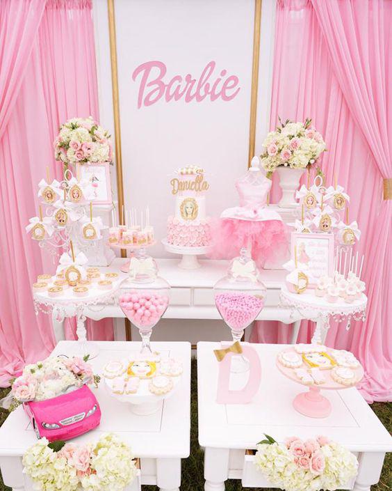 Mesa de postres para fiesta temática de Barbie