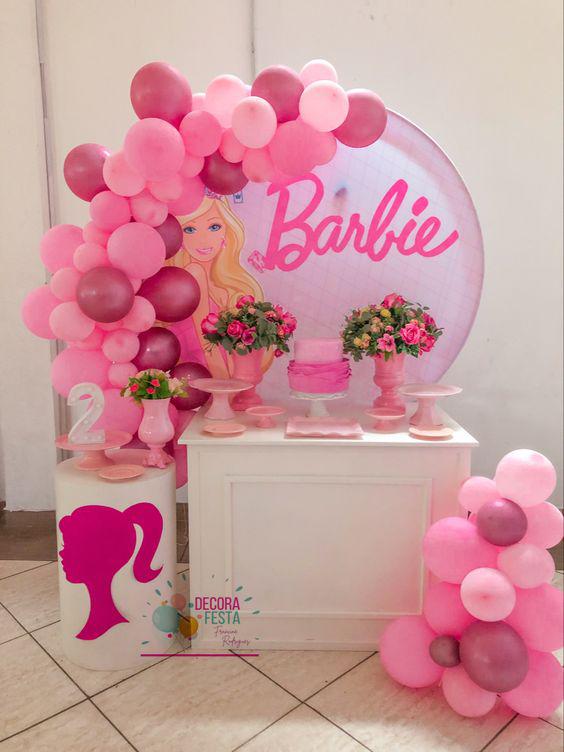 Mesa de postres para fiesta temática de Barbie
