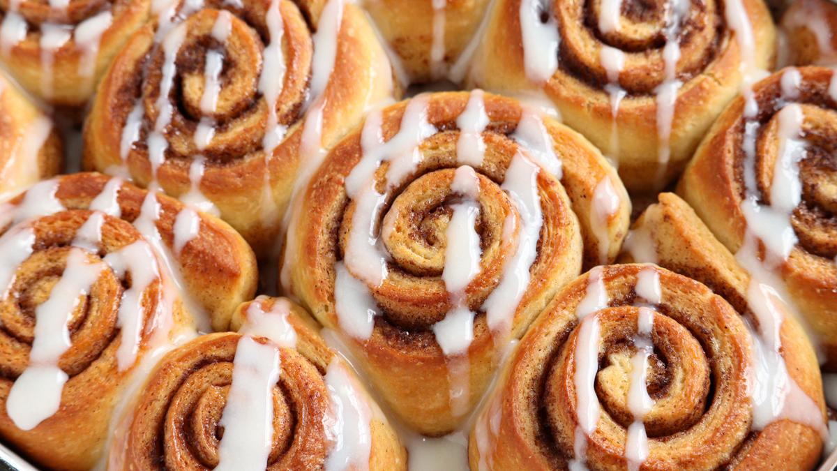 cinnamon rolls canela rollos