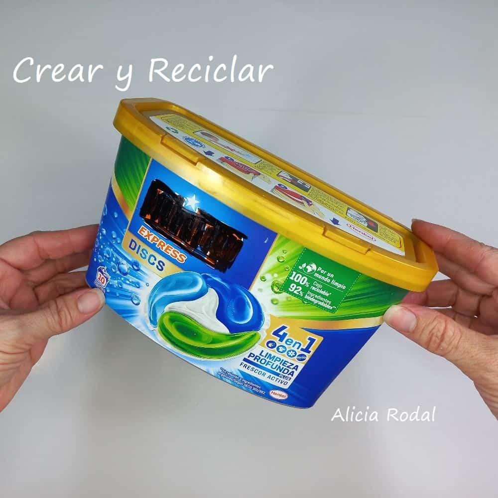 Podemos hacer lindas decoraciones de manualidades para nuestra casa, usando materiales de desecho, que además de decorar nuestra cocina, pueden sernos útiles y prácticas. Como esta preciosa cesta decorada con decoupage y barniz casero, sobre una tabla de cartón imitando las tablas de madera para cortar que usamos en la cocina.