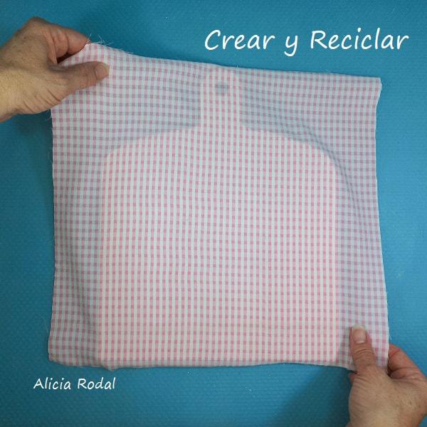 Podemos hacer lindas decoraciones de manualidades para nuestra casa, usando materiales de desecho, que además de decorar nuestra cocina, pueden sernos útiles y prácticas. Como esta preciosa cesta decorada con decoupage y barniz casero, sobre una tabla de cartón imitando las tablas de madera para cortar que usamos en la cocina.