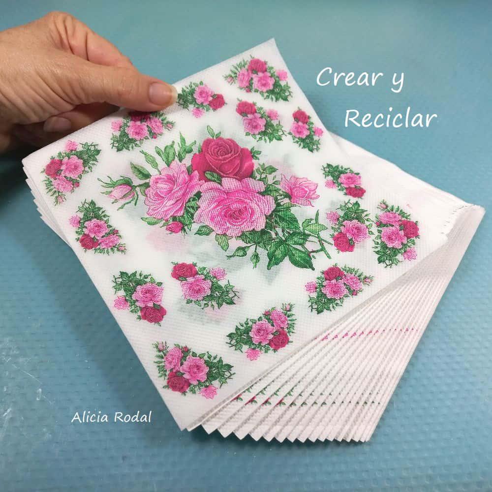 Podemos hacer lindas decoraciones de manualidades para nuestra casa, usando materiales de desecho, que además de decorar nuestra cocina, pueden sernos útiles y prácticas. Como esta preciosa cesta decorada con decoupage y barniz casero, sobre una tabla de cartón imitando las tablas de madera para cortar que usamos en la cocina.