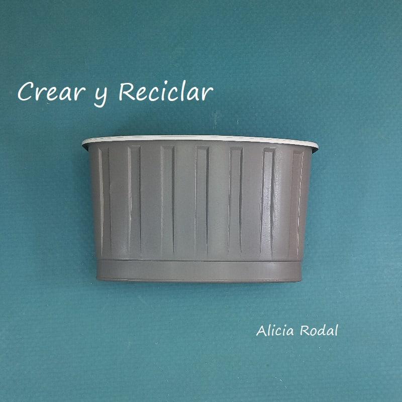 Podemos hacer lindas decoraciones de manualidades para nuestra casa, usando materiales de desecho, que además de decorar nuestra cocina, pueden sernos útiles y prácticas. Como esta preciosa cesta decorada con decoupage y barniz casero, sobre una tabla de cartón imitando las tablas de madera para cortar que usamos en la cocina.