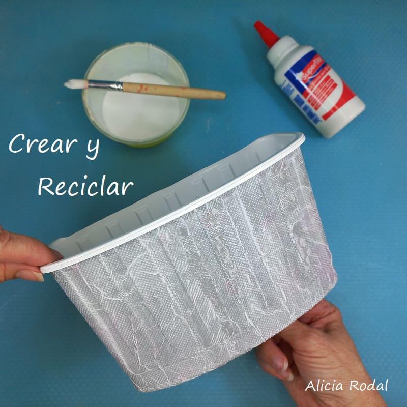 Podemos hacer lindas decoraciones de manualidades para nuestra casa, usando materiales de desecho, que además de decorar nuestra cocina, pueden sernos útiles y prácticas. Como esta preciosa cesta decorada con decoupage y barniz casero, sobre una tabla de cartón imitando las tablas de madera para cortar que usamos en la cocina.
