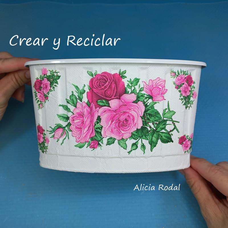 Podemos hacer lindas decoraciones de manualidades para nuestra casa, usando materiales de desecho, que además de decorar nuestra cocina, pueden sernos útiles y prácticas. Como esta preciosa cesta decorada con decoupage y barniz casero, sobre una tabla de cartón imitando las tablas de madera para cortar que usamos en la cocina.
