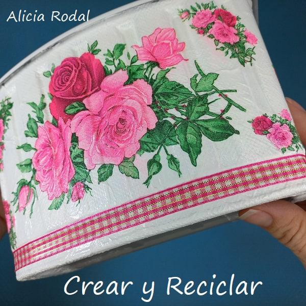Podemos hacer lindas decoraciones de manualidades para nuestra casa, usando materiales de desecho, que además de decorar nuestra cocina, pueden sernos útiles y prácticas. Como esta preciosa cesta decorada con decoupage y barniz casero, sobre una tabla de cartón imitando las tablas de madera para cortar que usamos en la cocina.