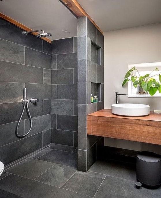 ducha-ras-del-suelo-con-azulejos-oscuros