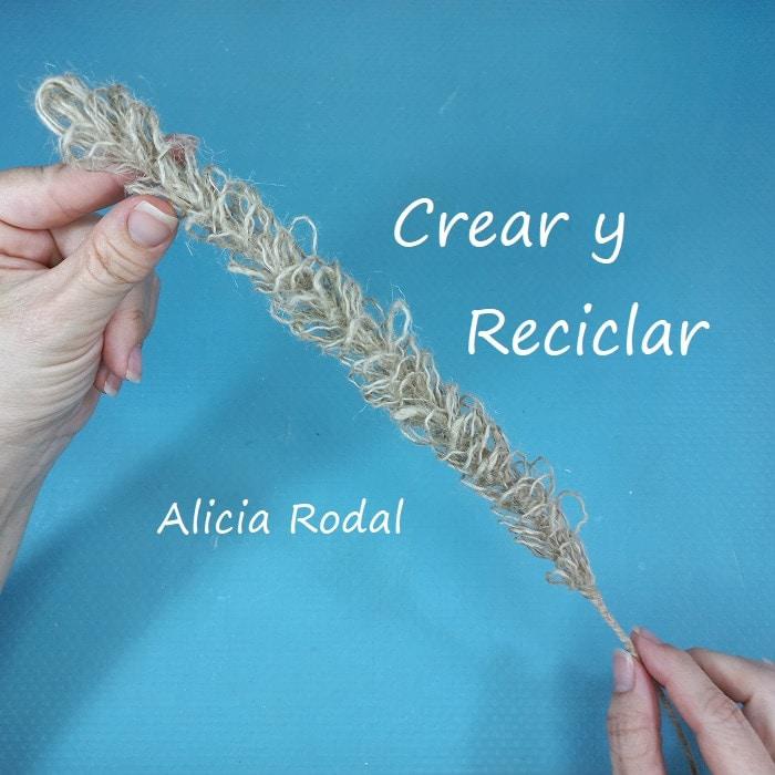 Como hacer hermosas manualidades para decorar nuestra casa, de una manera fácil, original y sin gastar mucho dinero. En este tutorial vamos a aprender cómo hacer preciosos detalles decorativos como plantas, hojas o flores diferentes de los típicos arreglos florales.