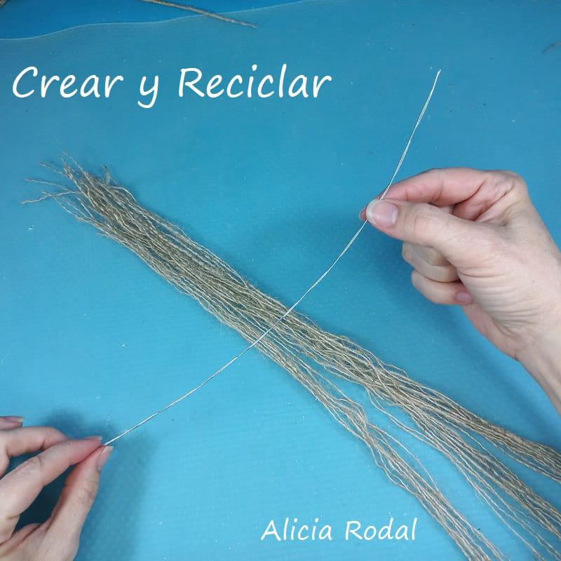 Como hacer hermosas manualidades para decorar nuestra casa, de una manera fácil, original y sin gastar mucho dinero. En este tutorial vamos a aprender cómo hacer preciosos detalles decorativos como plantas, hojas o flores diferentes de los típicos arreglos florales.