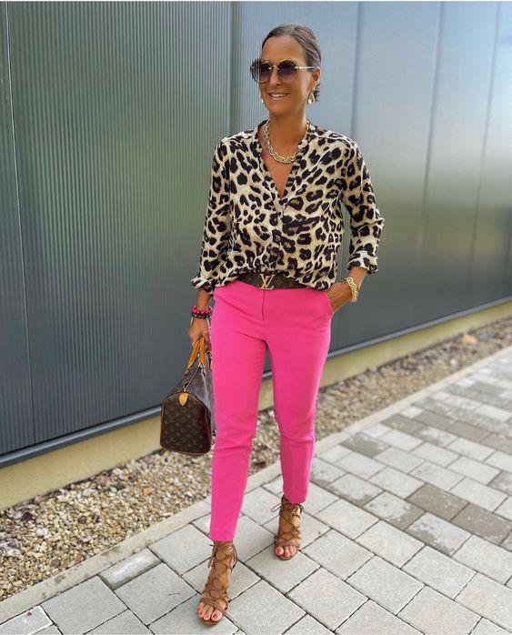 Viste con prendas animal print