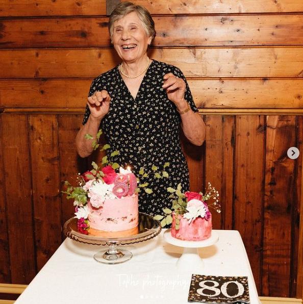 Pasteles para fiesta de cumpleaños para una persona mayor
