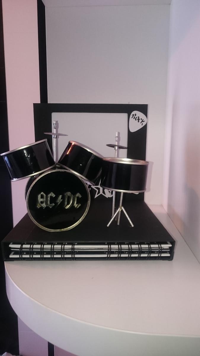 Estructura escenario con álbum