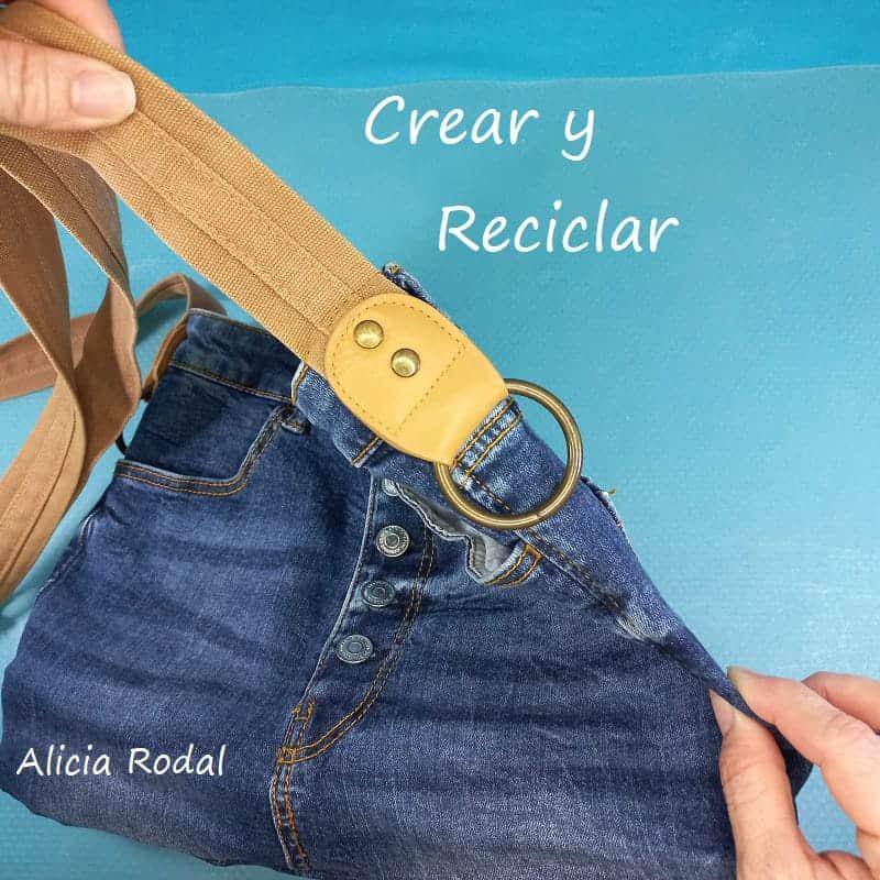 Seguro que en casa tienes un pantalón vaquero o jeans que no usas, bien sea porque ya no te sirve o porque era de cuando tu hija era pequeña, que es mi caso. Yo voy a reutilizar un pantalón corto, de tela vaquera, jeans, mezclilla o denim, aunque también se puede hacer con pantalones de cualquier otro tipo de tela o tejido.