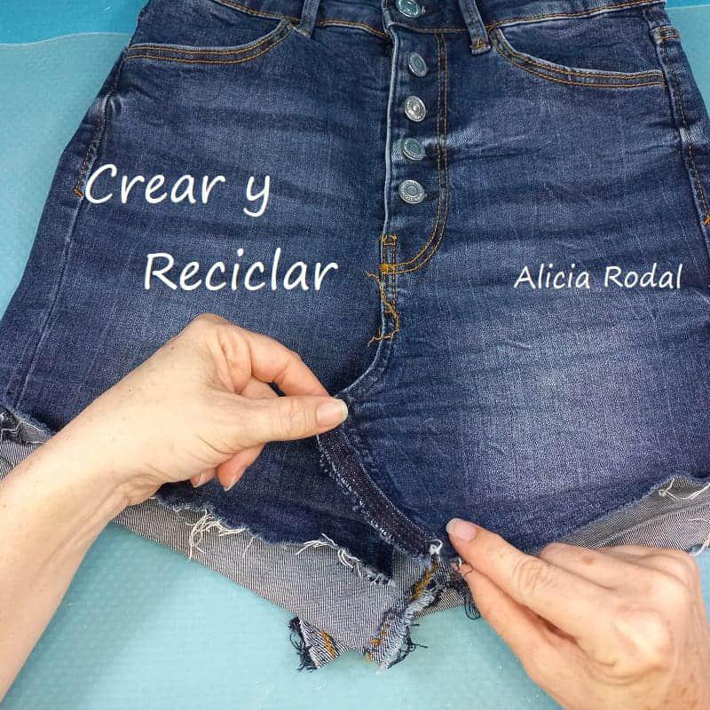 Seguro que en casa tienes un pantalón vaquero o jeans que no usas, bien sea porque ya no te sirve o porque era de cuando tu hija era pequeña, que es mi caso. Yo voy a reutilizar un pantalón corto, de tela vaquera, jeans, mezclilla o denim, aunque también se puede hacer con pantalones de cualquier otro tipo de tela o tejido.
