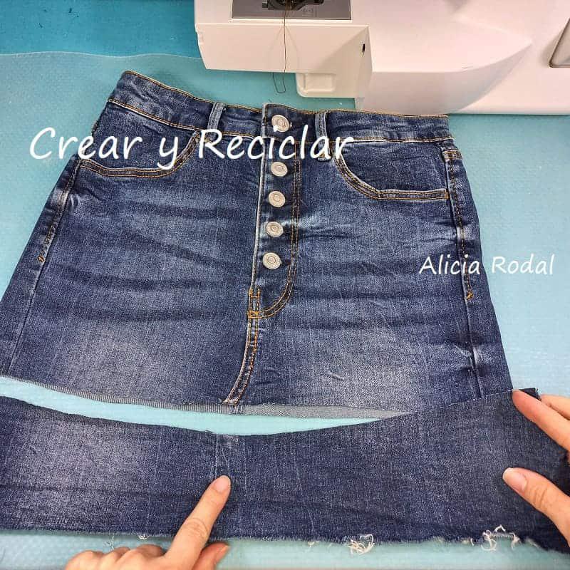 Seguro que en casa tienes un pantalón vaquero o jeans que no usas, bien sea porque ya no te sirve o porque era de cuando tu hija era pequeña, que es mi caso. Yo voy a reutilizar un pantalón corto, de tela vaquera, jeans, mezclilla o denim, aunque también se puede hacer con pantalones de cualquier otro tipo de tela o tejido.