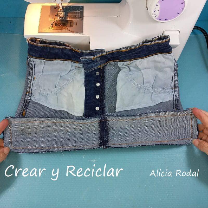 Seguro que en casa tienes un pantalón vaquero o jeans que no usas, bien sea porque ya no te sirve o porque era de cuando tu hija era pequeña, que es mi caso. Yo voy a reutilizar un pantalón corto, de tela vaquera, jeans, mezclilla o denim, aunque también se puede hacer con pantalones de cualquier otro tipo de tela o tejido.