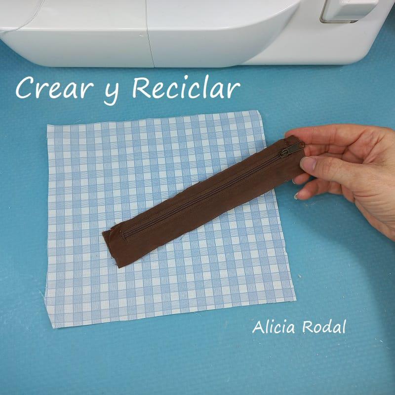 Seguro que en casa tienes un pantalón vaquero o jeans que no usas, bien sea porque ya no te sirve o porque era de cuando tu hija era pequeña, que es mi caso. Yo voy a reutilizar un pantalón corto, de tela vaquera, jeans, mezclilla o denim, aunque también se puede hacer con pantalones de cualquier otro tipo de tela o tejido.