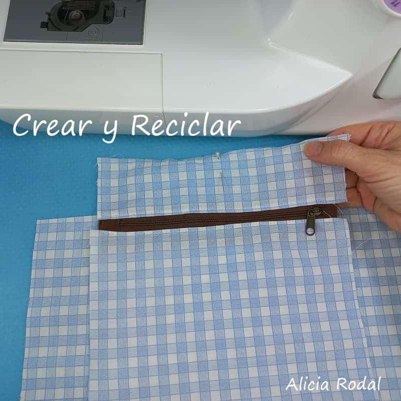 Seguro que en casa tienes un pantalón vaquero o jeans que no usas, bien sea porque ya no te sirve o porque era de cuando tu hija era pequeña, que es mi caso. Yo voy a reutilizar un pantalón corto, de tela vaquera, jeans, mezclilla o denim, aunque también se puede hacer con pantalones de cualquier otro tipo de tela o tejido.