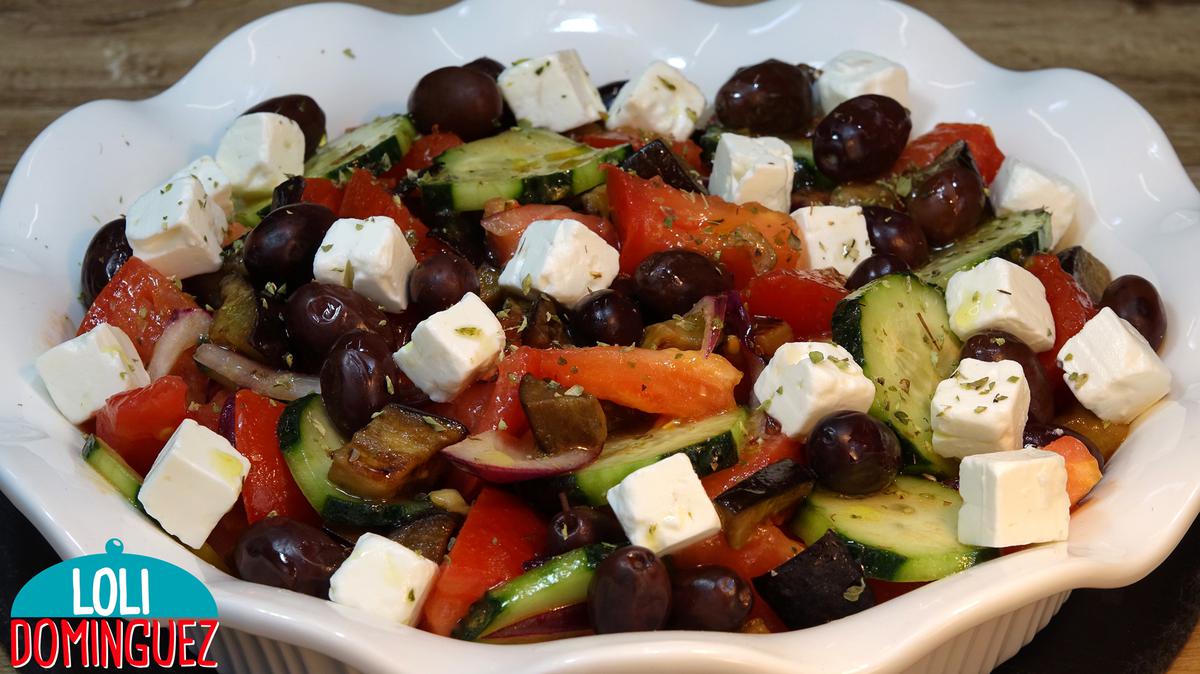 ENSALADA GRIEGA SALUDABLE Y DELICIOSA. Esta ensalada es en si misma un plato prácticamente completo, fresca, jugosa y con una mezcla de sabores deliciosa