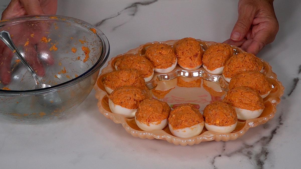 HUEVOS RELLENOS RECETA CON SOLO 4 INGREDIENTES. En pocos minutos tendremos una receta tradicional que siempre es un acierto - Loli Domínguez - Foto 4