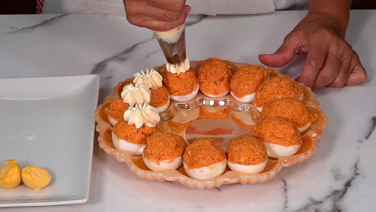 HUEVOS RELLENOS RECETA CON SOLO 4 INGREDIENTES. En pocos minutos tendremos una receta tradicional que siempre es un acierto - Loli Domínguez - Foto 5