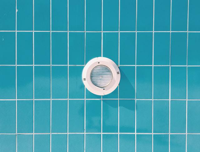 iluminación para piscina