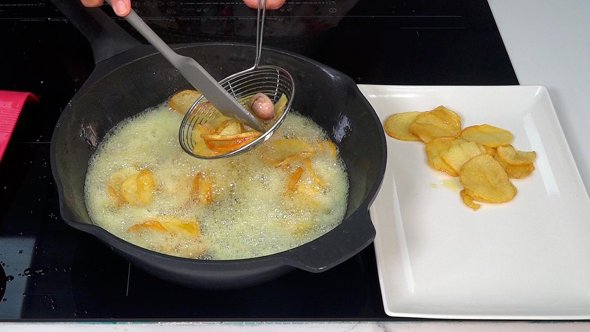 PATATAS ARRIERAS. Estas patatas o papas arrieras están increíbles, quedan jugosas y con un sabor insuperable - Loli Domínguez - Foto 5