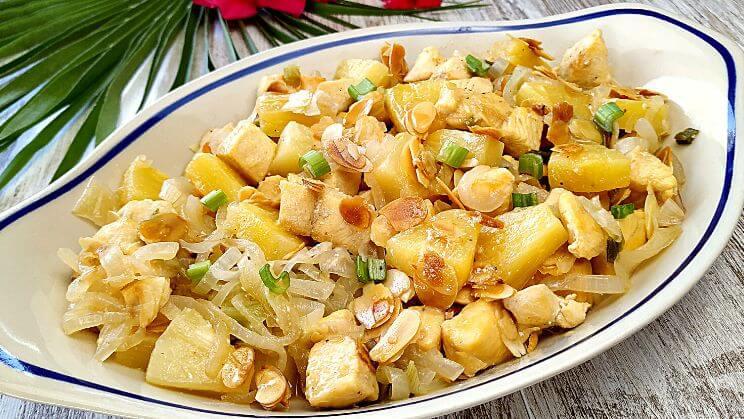 Pollo con piña y almendras