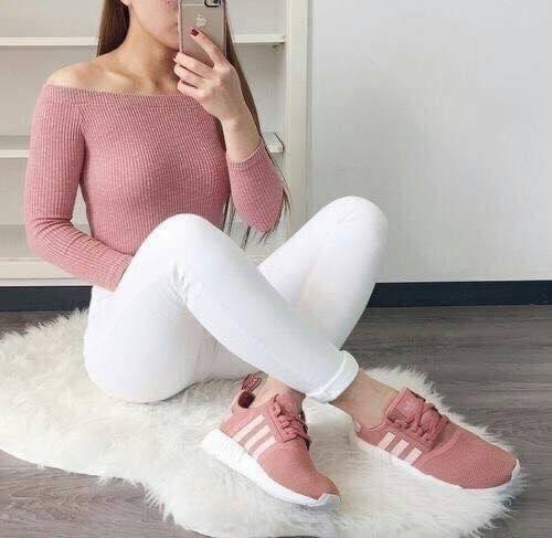 Outfits con pantalones blancos de verano y tenis