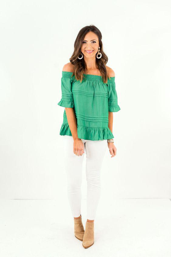 Pantalones blancos de verano con blusas off the shoulder