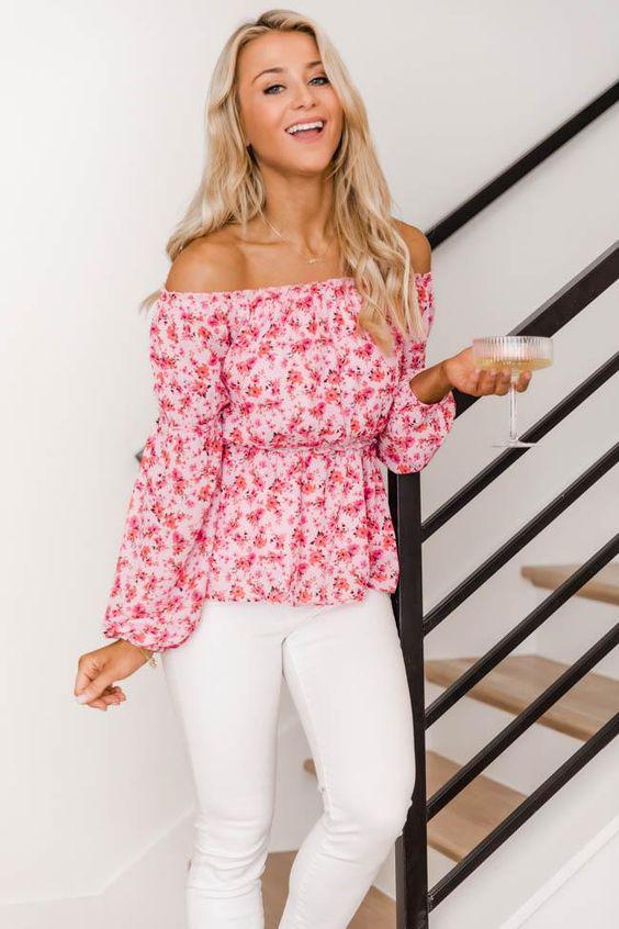 Pantalones blancos de verano con blusas off the shoulder