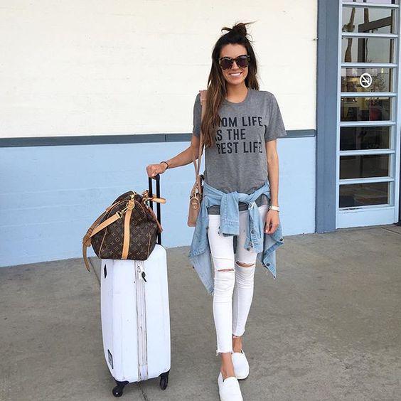 Cómo combinar pantalones blancos de verano con camisetas