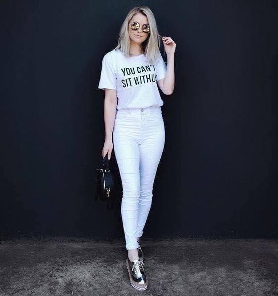 Outfits con pantalones blancos de verano y tenis