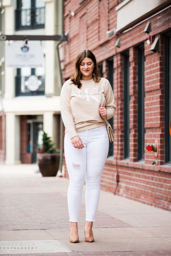 Outfits con pantalones blancos de verano para gorditas