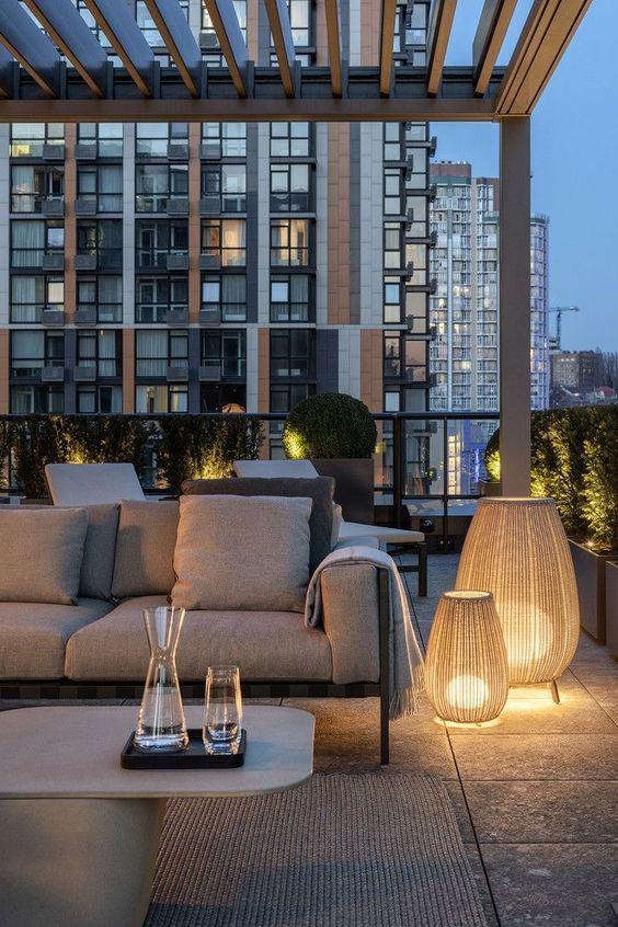 decoralinks - faroles de cuerdas en una azotea bajo una pérgola bioclimática