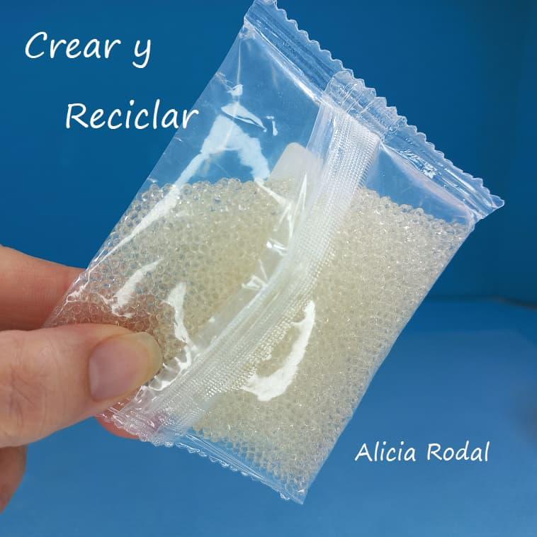 Hace tiempo que me llamaba la atención un producto conocido como cristal de agua, cuenta de agua, bolas de gel, hidrogel, orbeez o perlas de agua. Yo no tenía muy claro qué eran o para qué servían, aunque pensaba que eran tan sólo un material decorativo. Pues resulta no, no sólo sirven para decorar.