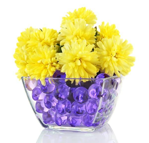 Hace tiempo que me llamaba la atención un producto conocido como cristal de agua, cuenta de agua, bolas de gel, hidrogel, orbeez o perlas de agua. Yo no tenía muy claro qué eran o para qué servían, aunque pensaba que eran tan sólo un material decorativo. Pues resulta no, no sólo sirven para decorar.