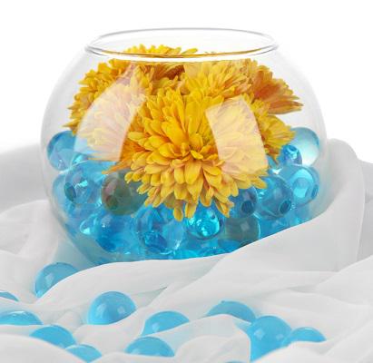 Hace tiempo que me llamaba la atención un producto conocido como cristal de agua, cuenta de agua, bolas de gel, hidrogel, orbeez o perlas de agua. Yo no tenía muy claro qué eran o para qué servían, aunque pensaba que eran tan sólo un material decorativo. Pues resulta no, no sólo sirven para decorar.