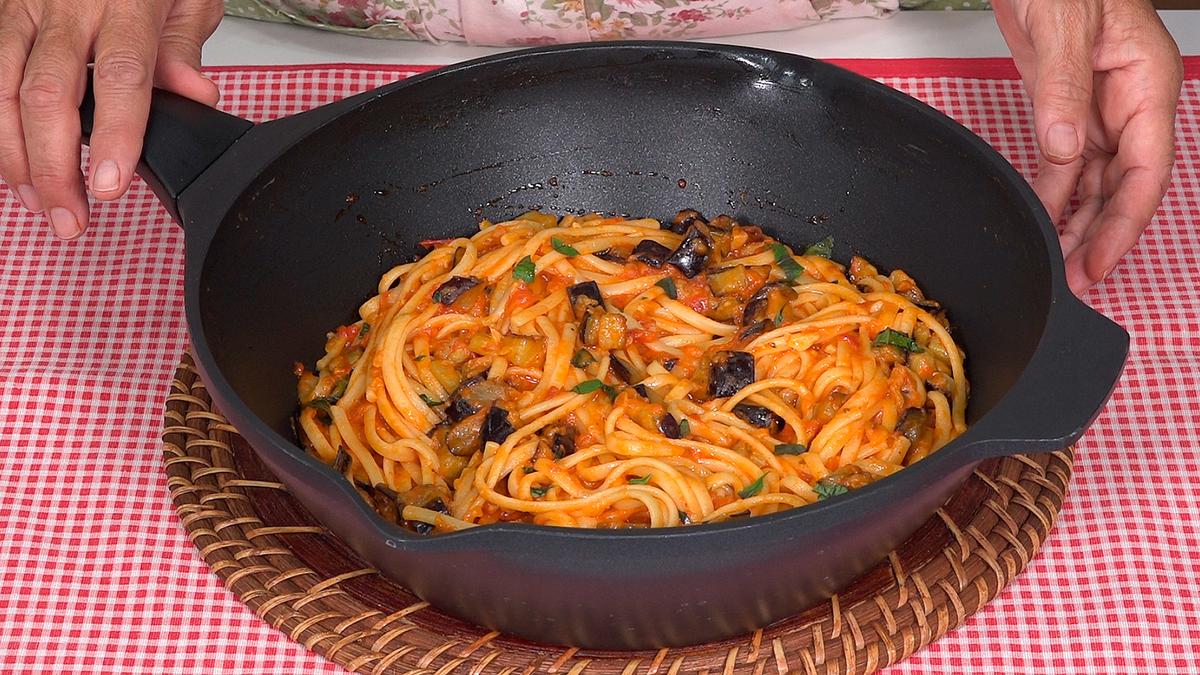PASTA CON BERENJENAS. Receta fácil, rápida y económica que rinde mucho y que esta deliciosa - Loli Domínguez - Foto 6