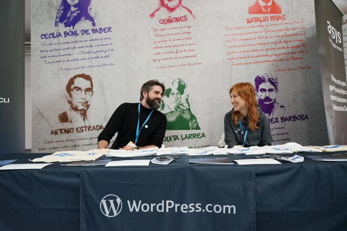 Dos compañeros de WordPress.com en el stand de Chiclana.