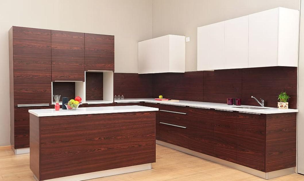 Cocina nórdica blanca y madera