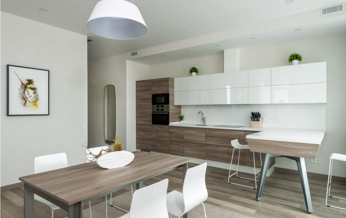 Cocina moderna blanca y madera
