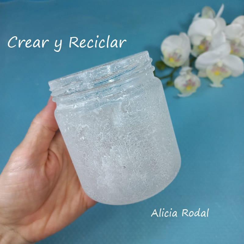 La técnica del falso esmerilado o esmerilado de imitación sobre frascos, botes o botellas de vidrio, es una de esas manualidades que tenía pendiente por aprender. En esta publicación te muestro algunas técnicas que he visto en otros blogs, cuales si funcionan y cuales no, o por lo menos a mí no me gustó el resultado.