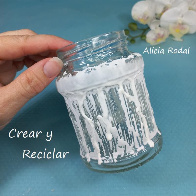 La técnica del falso esmerilado o esmerilado de imitación sobre frascos, botes o botellas de vidrio, es una de esas manualidades que tenía pendiente por aprender. En esta publicación te muestro algunas técnicas que he visto en otros blogs, cuales si funcionan y cuales no, o por lo menos a mí no me gustó el resultado.