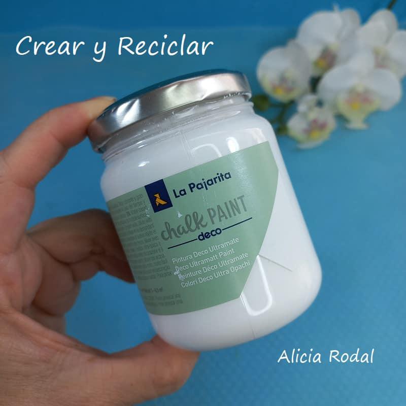 La técnica del falso esmerilado o esmerilado de imitación sobre frascos, botes o botellas de vidrio, es una de esas manualidades que tenía pendiente por aprender. En esta publicación te muestro algunas técnicas que he visto en otros blogs, cuales si funcionan y cuales no, o por lo menos a mí no me gustó el resultado.