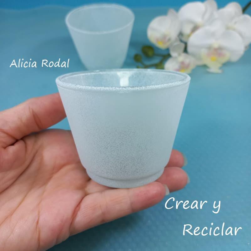 La técnica del falso esmerilado o esmerilado de imitación sobre frascos, botes o botellas de vidrio, es una de esas manualidades que tenía pendiente por aprender. En esta publicación te muestro algunas técnicas que he visto en otros blogs, cuales si funcionan y cuales no, o por lo menos a mí no me gustó el resultado.