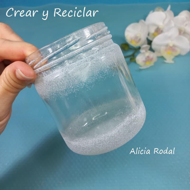 La técnica del falso esmerilado o esmerilado de imitación sobre frascos, botes o botellas de vidrio, es una de esas manualidades que tenía pendiente por aprender. En esta publicación te muestro algunas técnicas que he visto en otros blogs, cuales si funcionan y cuales no, o por lo menos a mí no me gustó el resultado.